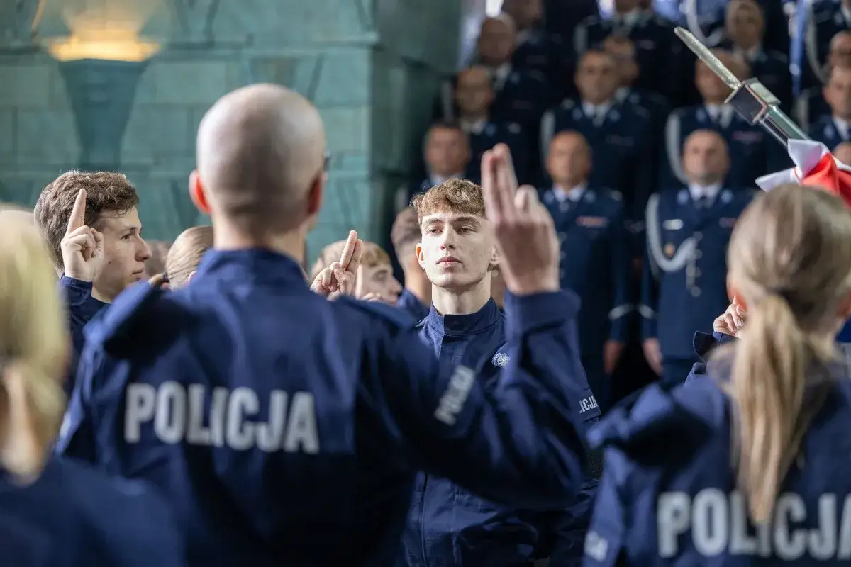 Młodzi policjanci składają ślubowanie. To pierwszy krok, jak zostać detektywem w policji.
