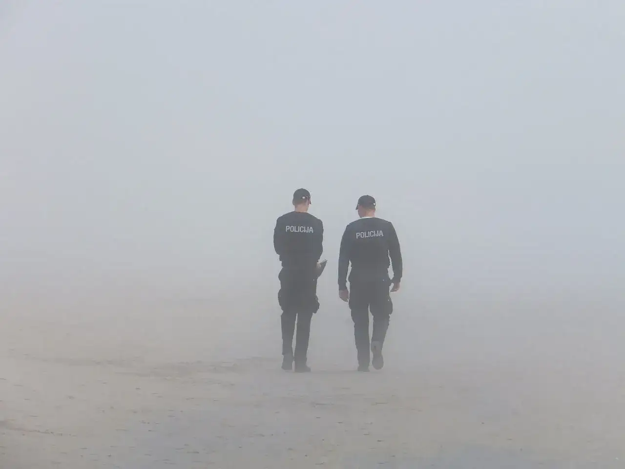 Zdjęcie Noszenie koszulki z napisem policja jest nielegalne - poznaj konsekwencje