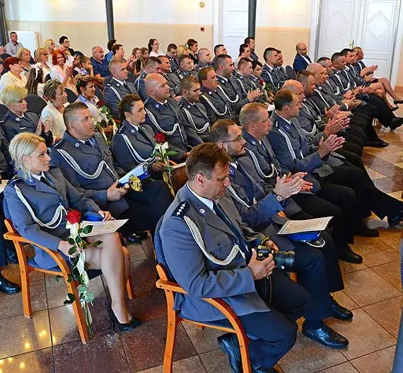 Zdjęcie Ile naprawdę zarabia komisarz policji w Polsce? Sprawdź szczegóły i porównaj wynagrodzenia