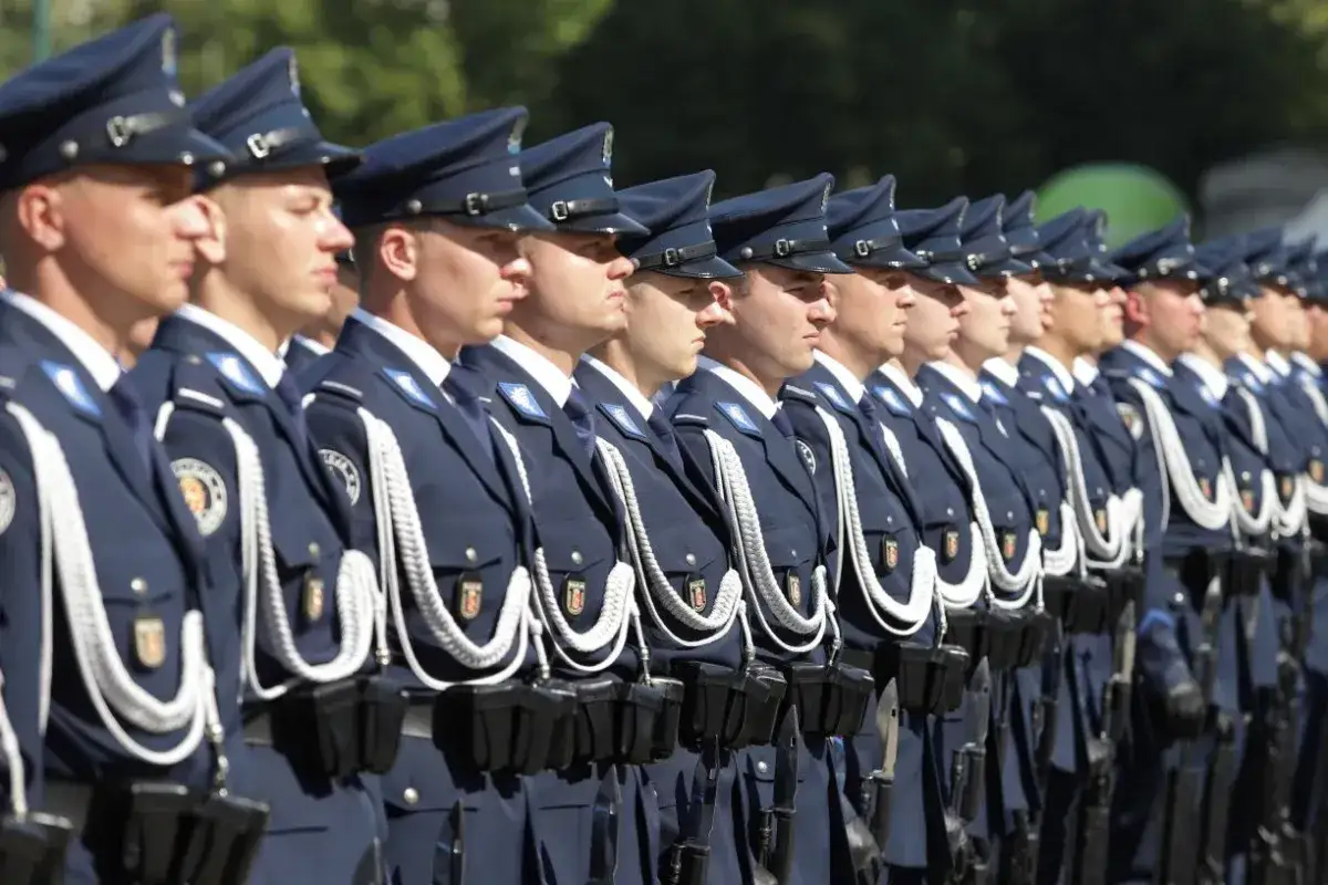 Policjanci w galowych mundurach stoją w szeregu. Czy to już czas na odprawę po 20 latach w policji?