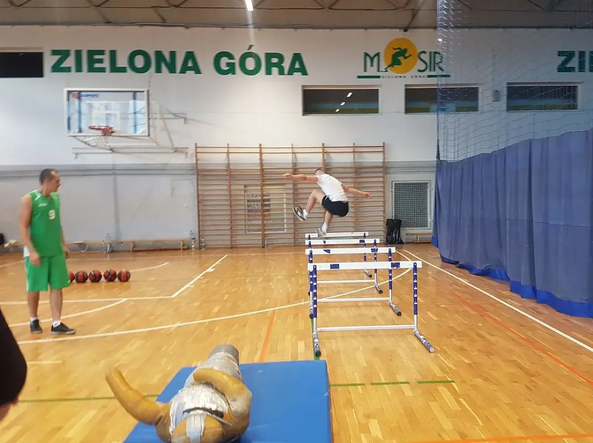 Na hali sportowej MOSiR Zielona Góra można poćwiczyć tor przeszkód do policji.