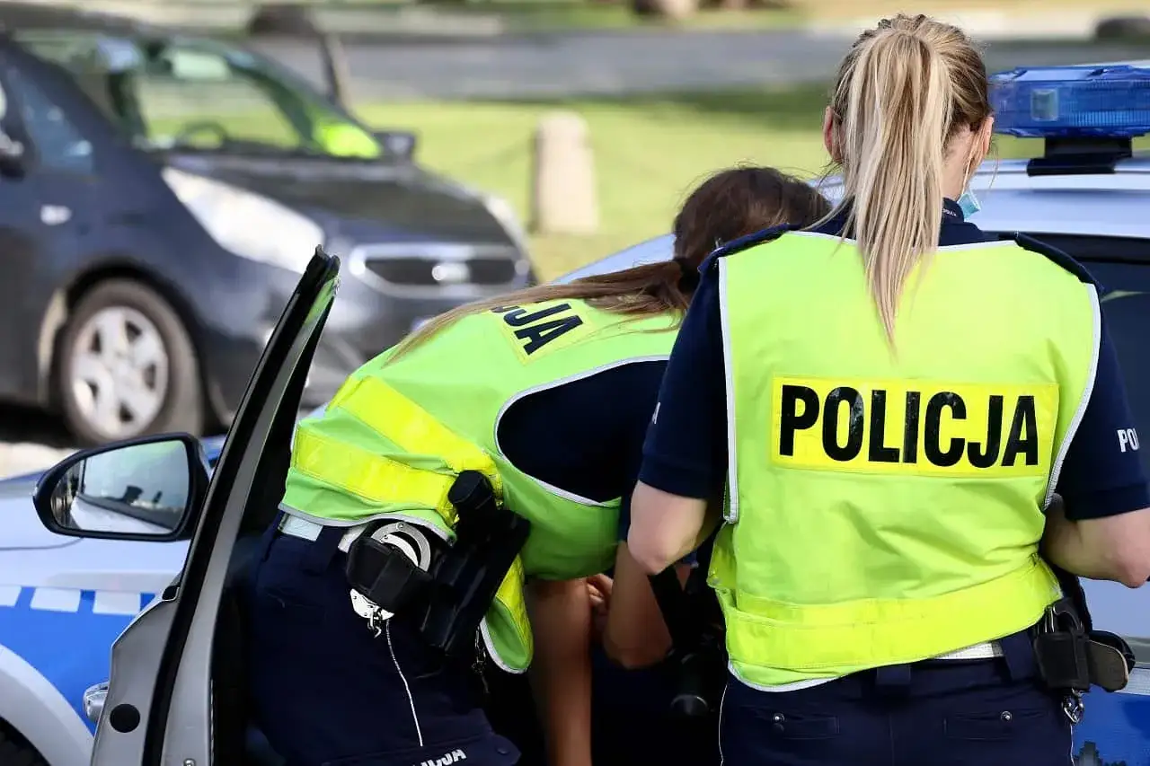 Zdjęcie Poznaj prawdziwe powody dlaczego policja dotyka samochodu podczas kontroli